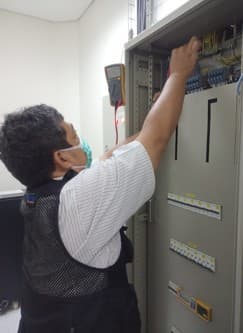 Pengecekan Volltase pada terminal input dan output panel 29/03/2023