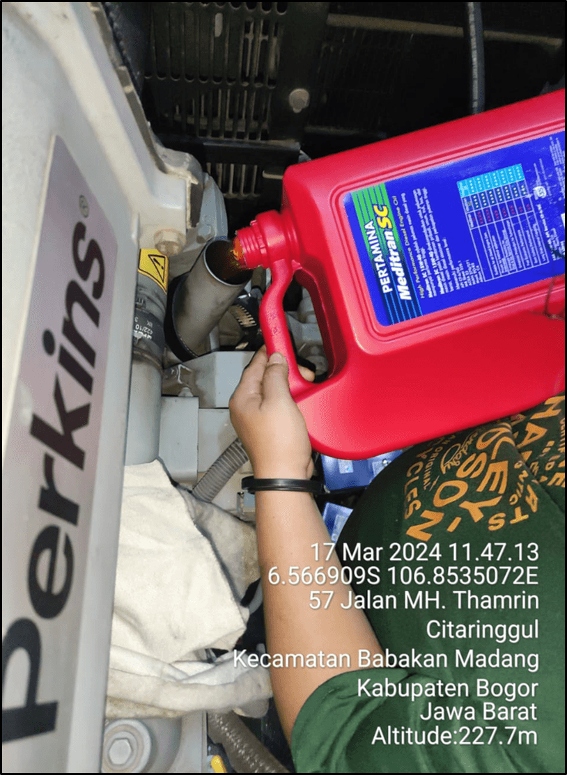 Proses pengisian oli medistranc sc baru ke dalam unit 17 maret 2024.